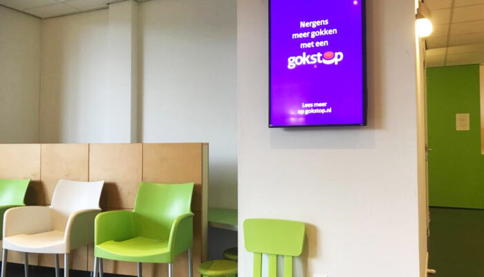 Wachtkamer met op het scherm campagne gokstop