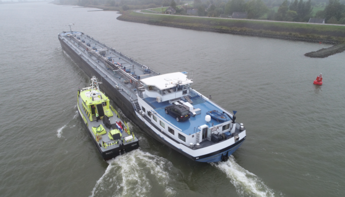 Afbeelding van binnenvaartschip waar ILT naast vaart