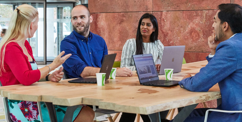 Medewerkers van het UWV met elkaar in gesprek