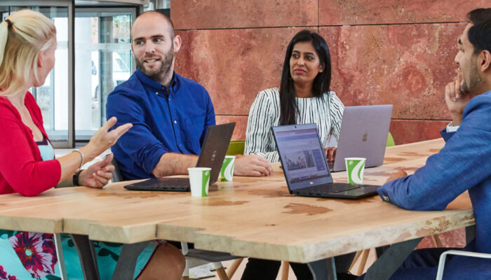 Medewerkers van het UWV met elkaar in gesprek