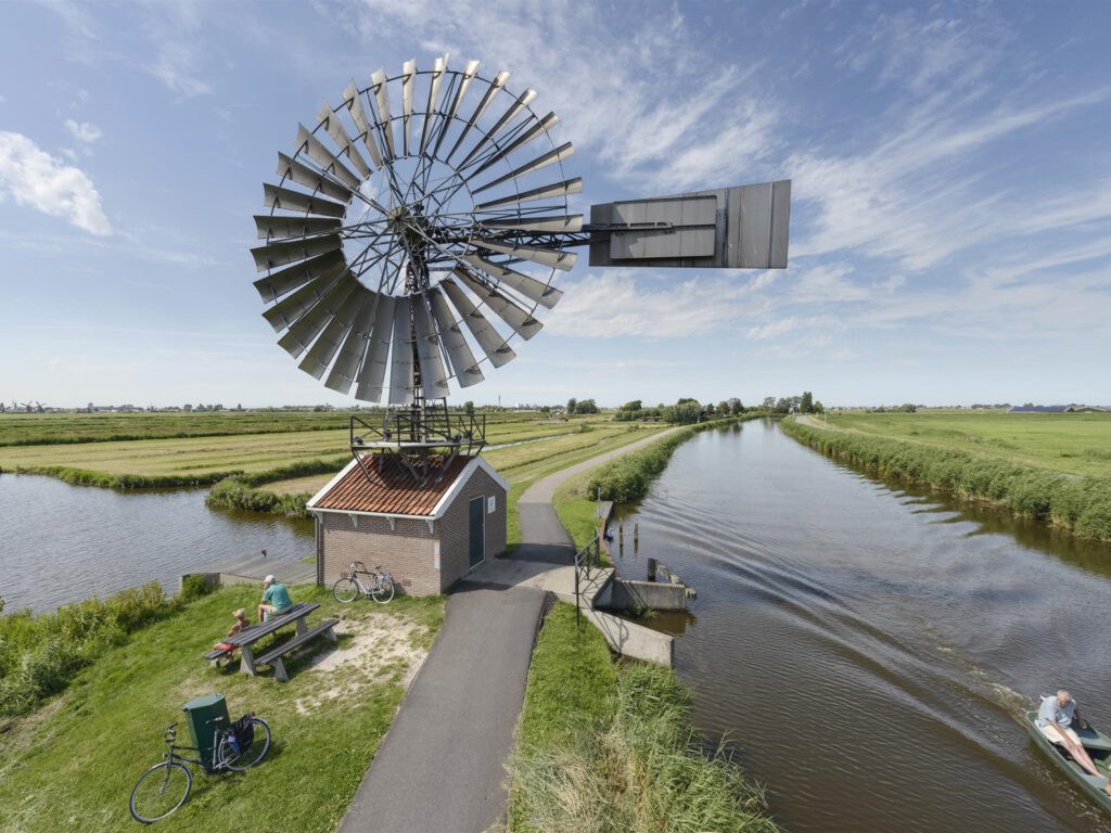 Foto van waterrijk gebied met windmolen