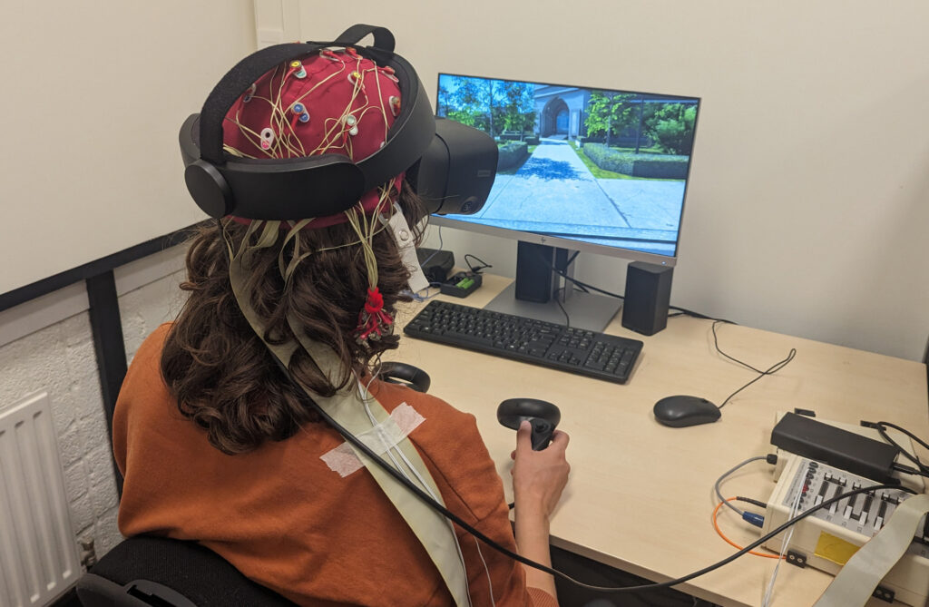 Persoon neemt deel aan computertest waarbij zij van punt A naar punt B moet lopen