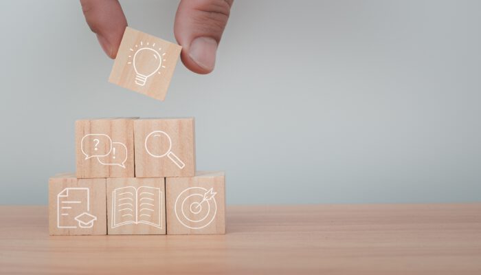 Blokkentoren die strategisch toezicht symboliseert