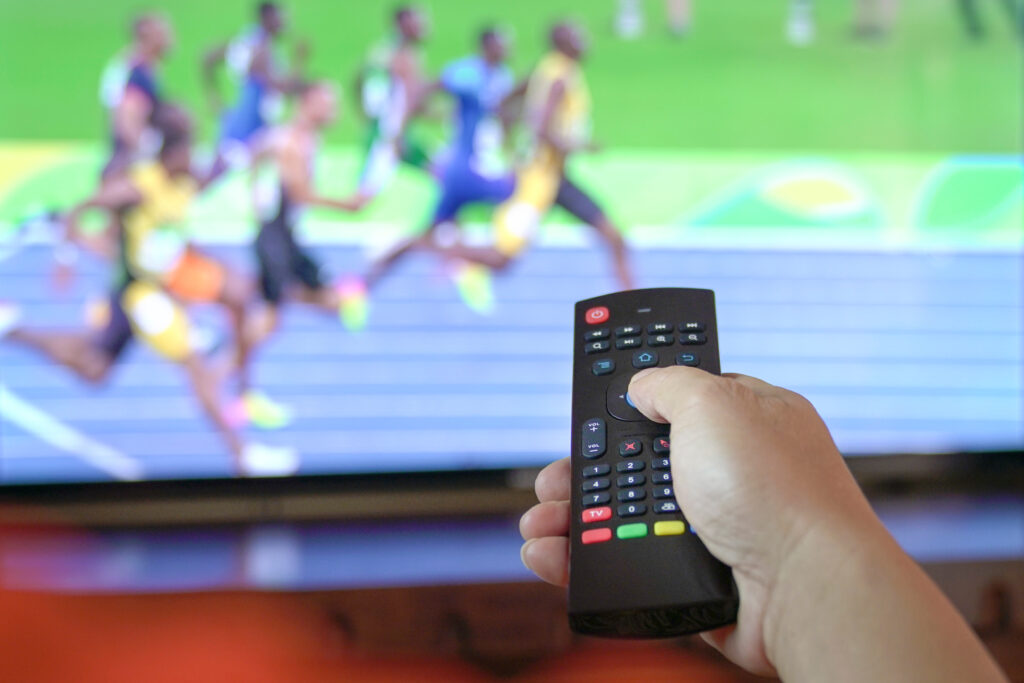 Hardlopen kijken op tv, focus op afstandsbediening