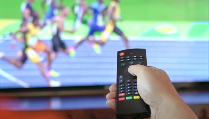Hardlopen kijken op tv, focus op afstandsbediening