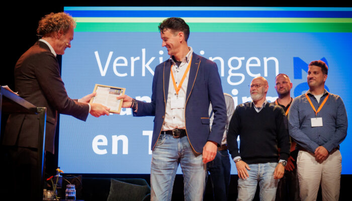 Rob Broekman ontvangt juryrapport Verkiezingen Handhaving en Toezicht over project 'Slim (drone)data delen'