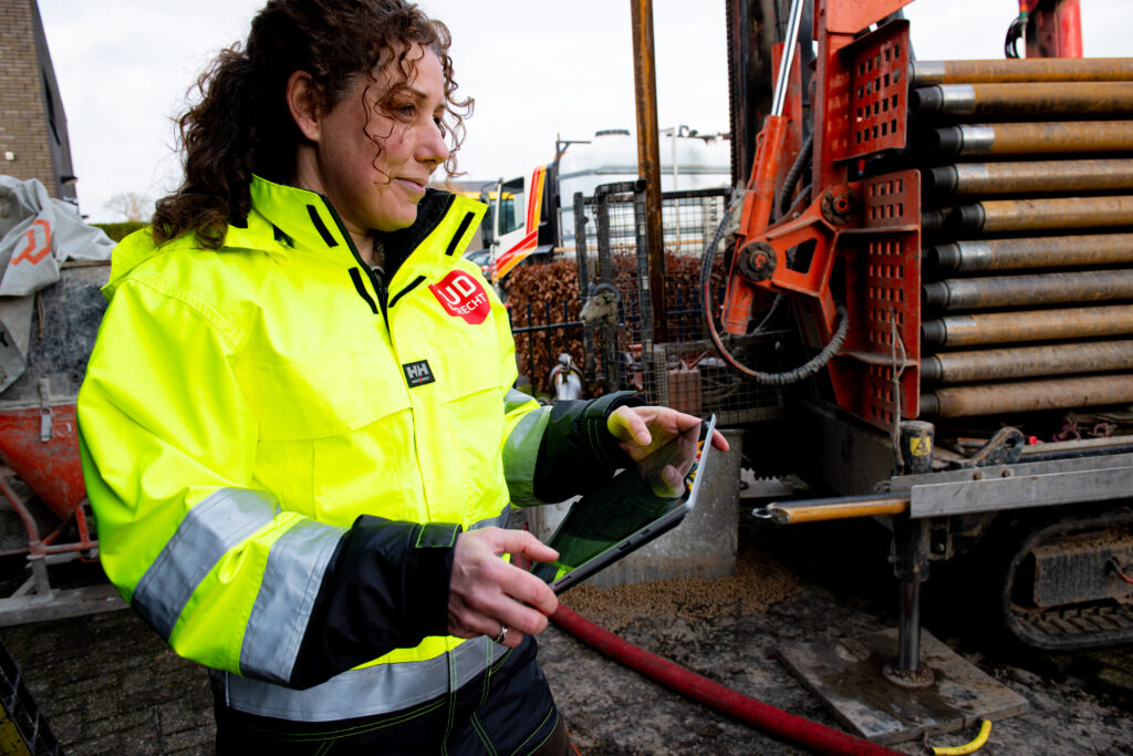 Toezichthouder Charlotte Runderkamp aan het werk