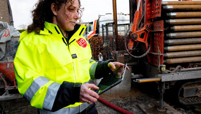 Toezichthouder Charlotte Runderkamp aan het werk