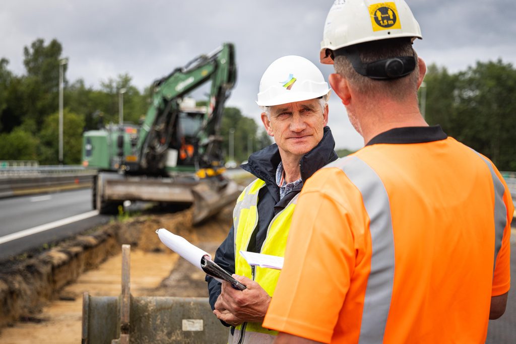 Medewerker van Omgevingsdienst Veluwe in gesprek met bouwvakker