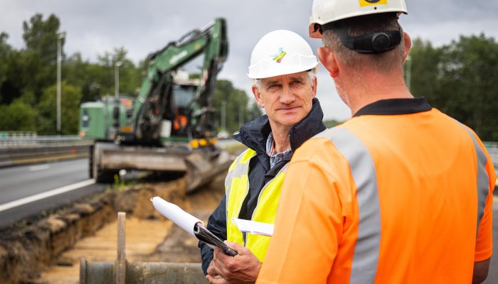 Medewerker van Omgevingsdienst Veluwe in gesprek met bouwvakker