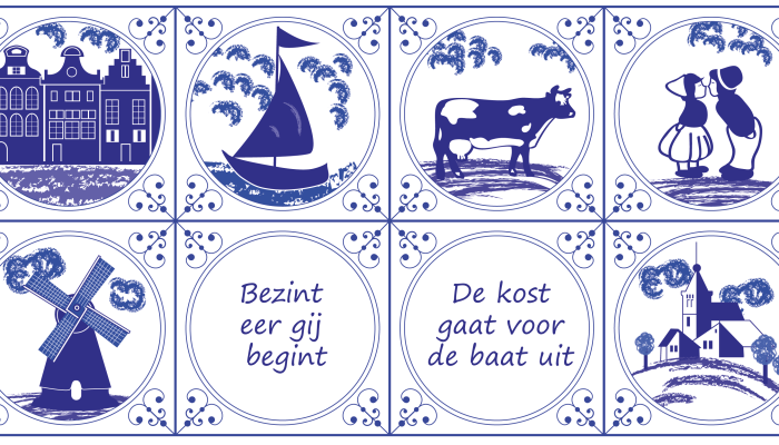 Delfstblauwe tegeltjes met teksten Bezint eer gij begint en De kost gaat voor de baat uit