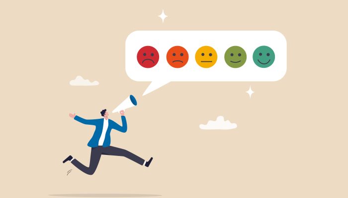 Man geeft met megafoon aan wat hij ergens van vindt via gekleurde smileys