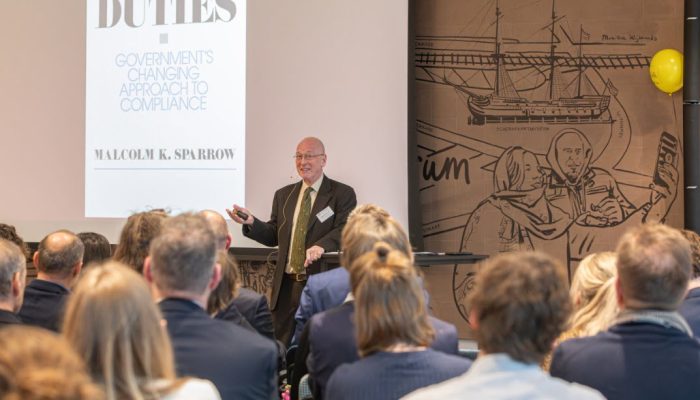 Malcolm Sparrow geeft college bij VIDE-bijeenkomst