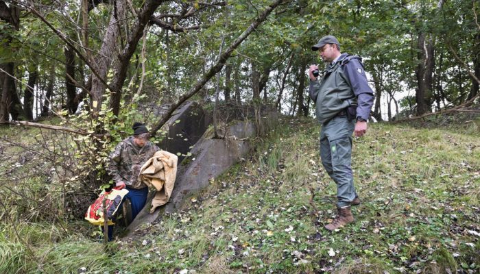 Verward persoon in natuurgebied met boa