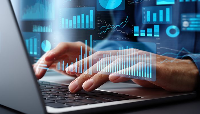 Man op laptop bezig met data