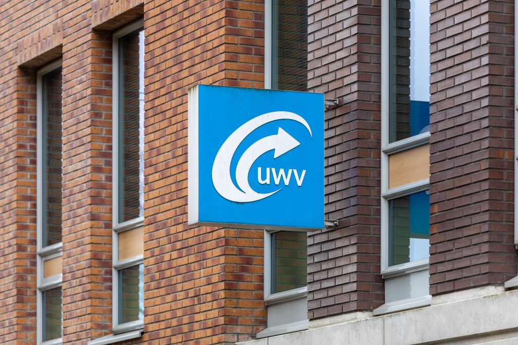 Logo van UWV aan gebouw