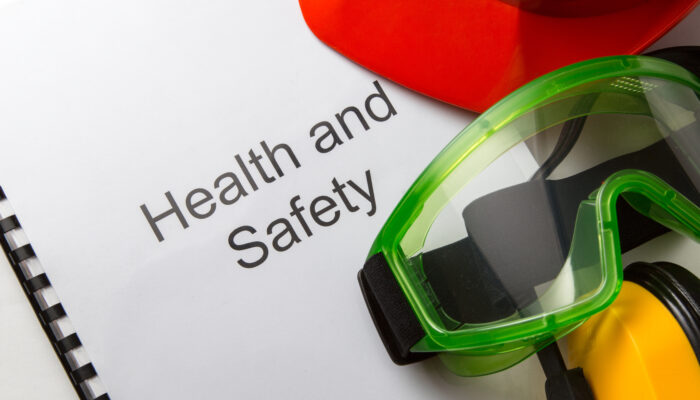 Document health and safety met koptelefoon, hem en beschermbril