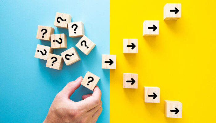 Vraagtekens aan de ene kant en pijlen aan de andere kant