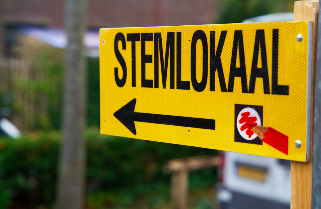 Bord met tekst stemlokaal