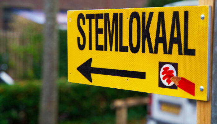 Bord met tekst stemlokaal