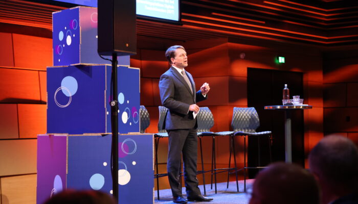 Voorzitter Martijn Snoep spreekt op het eerste symposium van het Samenwerkingsplatform Digitale Toezichthouders