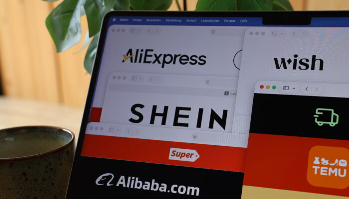 Laptop met tabbladen met AliExpress, SHEIN, TEMU en Alibaba.com