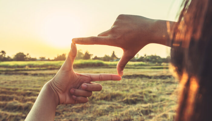 Vrouw maakt frame met hand